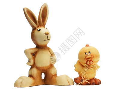 东兔子和鸡雕像东兔子和白底鸡雕像色背景的鸡雕像象征庆祝白色的图片