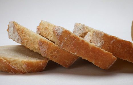 吃烘烤的碳水化合物切片面包图片