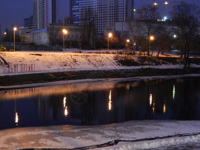 抽象的模糊运输在夜光中照亮城市的灯光图片