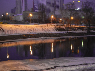 在夜光中照亮城市的灯光中心蓝色的运输图片