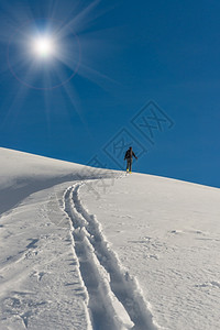 远足攀爬滑雪高山寒冷的攀登图片