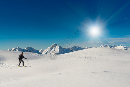 雪山登山的年轻人图片