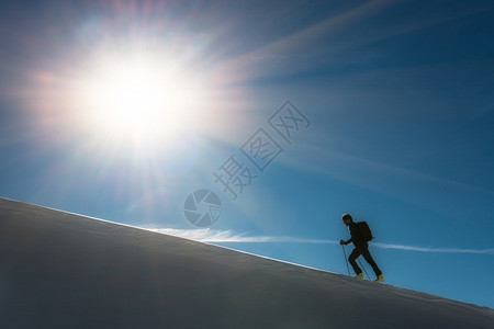 雪山登山的年轻人图片