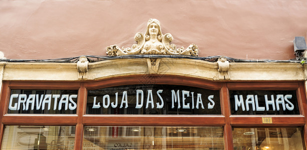 窗户半身像193年以来葡萄牙Coimbra历史小区旧的LojadasMeisMeias时装店前窗的详细节193年翻译铁丝网Soc图片