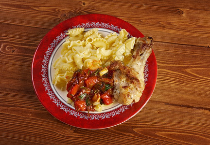 水平的农场风格意大利南部菜食与烤鸡一起烧意大利面粉食物图片