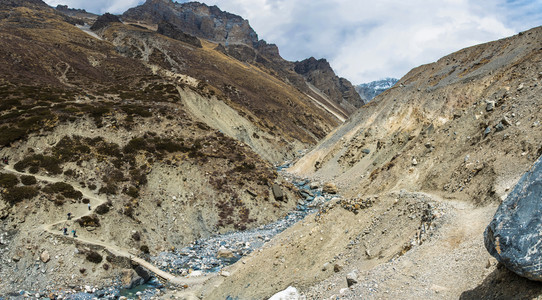 亚洲范围徒步旅行在美丽的喜马拉雅山上勇敢的观光者春天在尼泊尔图片