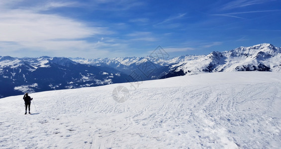 顶峰下雪的蓝天山上一个徒步者的小休眠范围图片