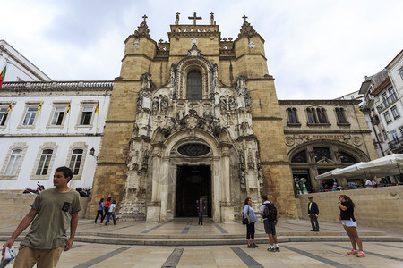 克鲁兹正面在葡萄牙科英布拉历史中心Coimbra有哥特曼努埃尔尼恩和文艺复兴灵感的圣克鲁斯修道院广场城市图片