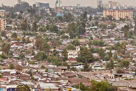 首都城市的非洲亚斯贝巴市空中景象显示人口稠密的拥挤房屋图片