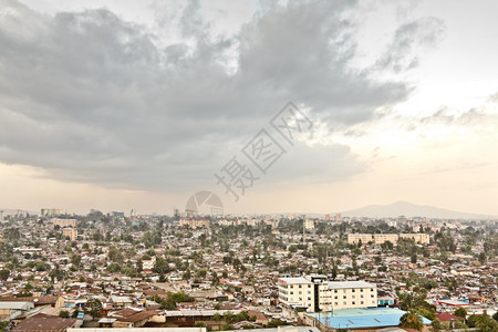 屋顶亚的斯贝巴市空中景象显示人口稠密的拥挤房屋城市的老图片