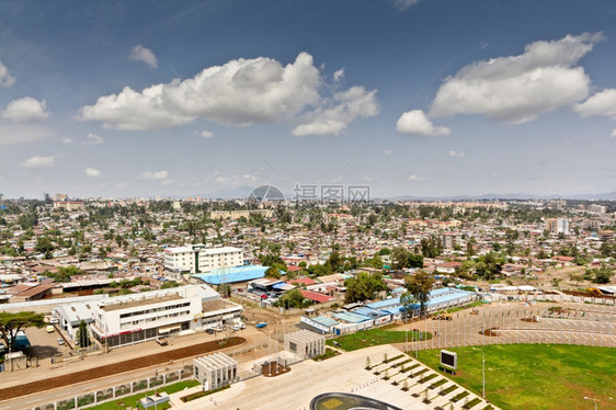 城市瓦楞亚的斯贝巴市空中景象显示人口稠密的拥挤房屋顶图片