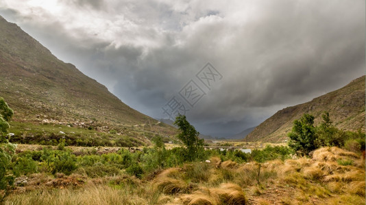 南非西开普地区景色美的高山上沉积着暴风云位于南非西开普地区的高山上暴风雨景非洲图片