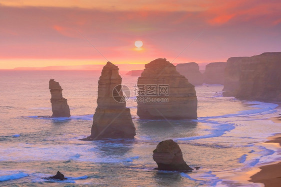 旅行沿着十二位使者的风景沿大洋路悬崖日落时在澳大利亚使徒图片