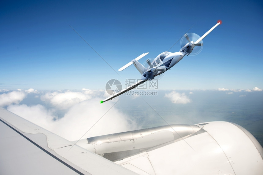 引擎喷射小型飞机卸下一个蒸发式马努夫雷避免与商业客机碰撞一种图片