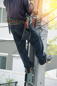 修理工安全巡线员电光纤互联网上的男人图片