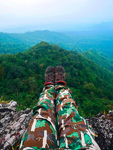自然男人的腿在山上休息天背包客图片