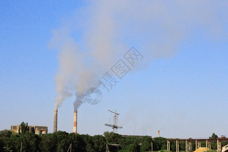 蒸汽植物水泥厂的烟堆夏季风景工业的图片