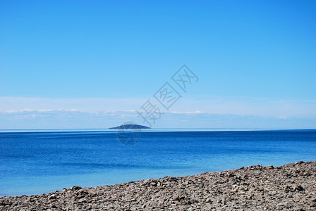 地平线夏天位于波罗的海西德岛奥地岸的蓝色岛屿水中的色岛屿库尔曼图片