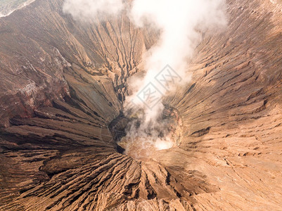 印度尼西亚爪哇岛活火山Bromo空中观测火山口的斜坡和烟雾环斑活火山体航空视图自然连续下坡积极的图片
