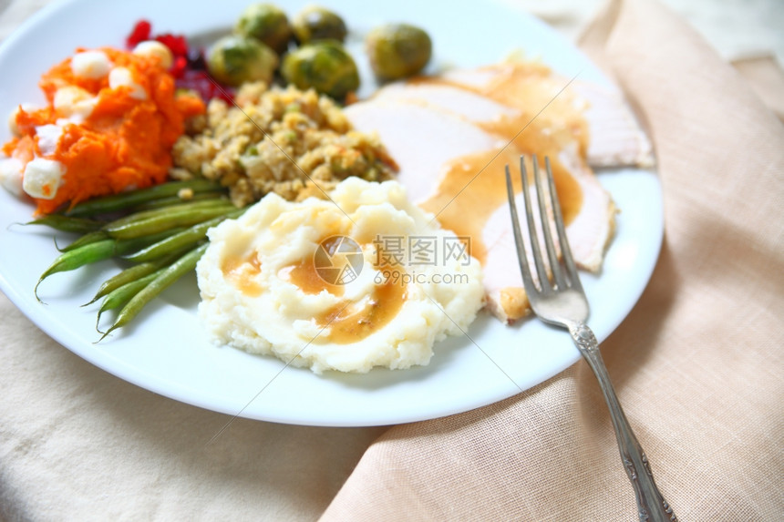 酱酸果蔓美国人土耳其晚宴用餐巾肉汁马铃薯泥青豆甜土和鲜贝芽图片