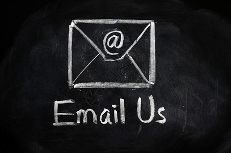 黑色的用互联网符号和信封用黑板上的粉笔绘制电子邮件将我们的概念发送到电子邮件信息复制图片