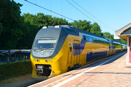 运输荷兰火车站在小DenDolder村配备黄色列车庄建筑学图片