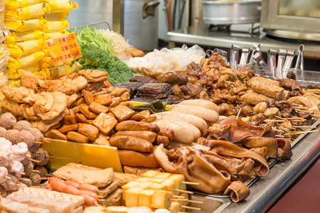 文化美食街道在台北夜市的一家小卖买街头食品图片