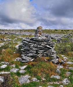 Burren是爱尔兰西北县Clare的喀斯特地貌区或阿尔瓦爱兰人巨石天空图片