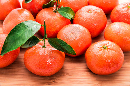 营养橘子绿色花茎和叶的新鲜柑橘健康图片