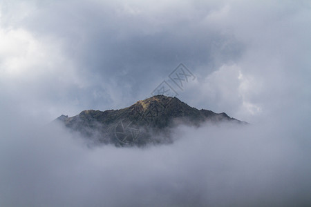 云中的山峰图片