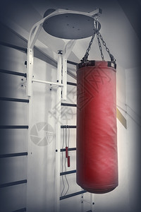 包健身房红色皮革打拳袋在健身馆的一条链子上打红皮拳袋图片