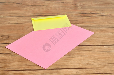 接触邀请粉红纸和黄色信封一致图片