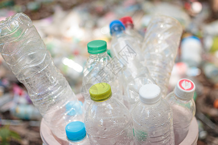 浪费污染环境回收利用塑料瓶垃圾的再利用概念图片