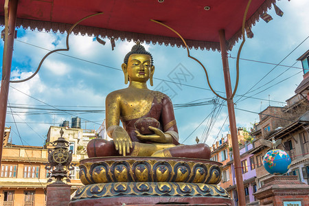 建筑学冥想在尼泊尔加德满都的一座高石圣殿上的大佛像文化图片