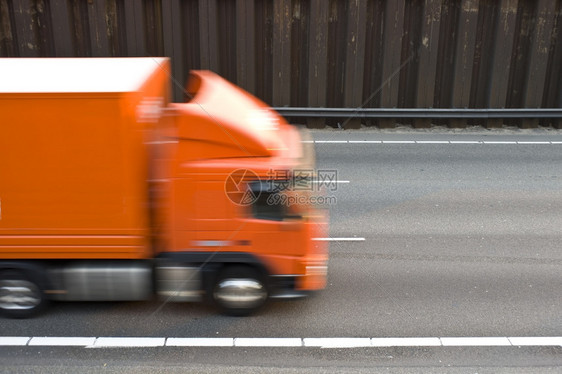 沟一条多道高速公路有线条和沥青一辆橙色卡车驶过该公路桩安全图片