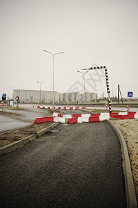 地点数字的展望一个建筑工地铺设沥青路面建造一条有道路设障碍可见的单行车道一种图片