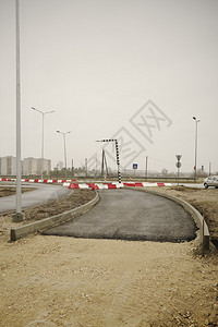 展望一个建筑工地铺设沥青路面建造一条有道路设障碍可见的单行车道身数字一种图片