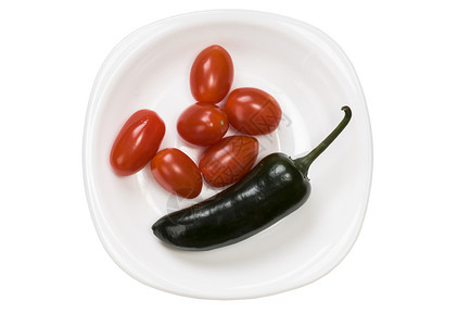 蔬菜红色的辣椒素单绿和西红茄樱桃板上盘子的青辣椒和番茄樱桃白底隔离图片