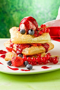 甜点草莓健康照片美味的果浆和冰淇淋卷饼图片