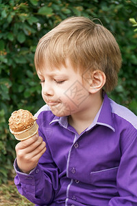 金发男孩在夏天吃冰淇淋图片