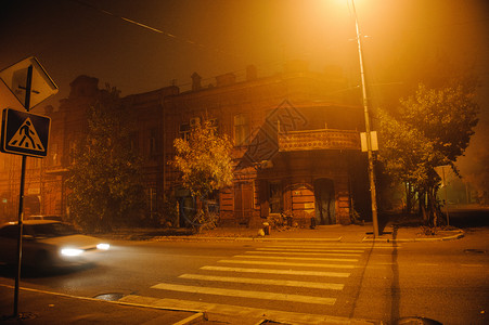 黑暗的城市汽车雾中夜色城市风景照片中雾城市风景图片