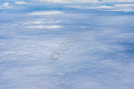 白色的蓝天空上美丽的乌云天堂充满活力图片