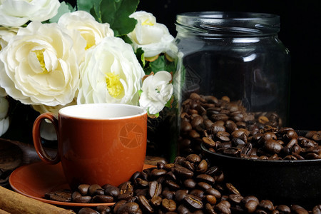 红咖啡杯和咖啡豆图片