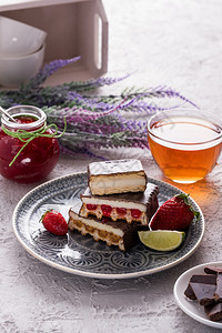 自制草莓巧克力蛋糕早餐有水果和茶杯子图片