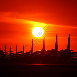 航运旅行美日落背景的机场停坪飞景象图货物图片