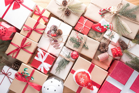 庆祝圣诞快乐和新年的盛宴礼物盒纪念圣诞节快乐和新年纸帽子平坦的图片