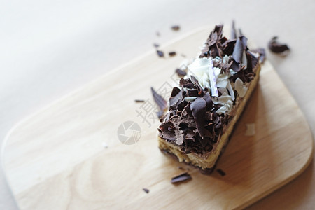 奶油上面有巧克力片的美味蛋糕饼块糖餐厅图片