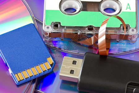 记忆数据多媒体旧的和新存储式cdusbmemory卡片和录音磁带图片