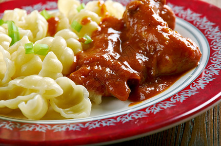 盘子意大利语厨师面食加鸡肉和番茄酱图片