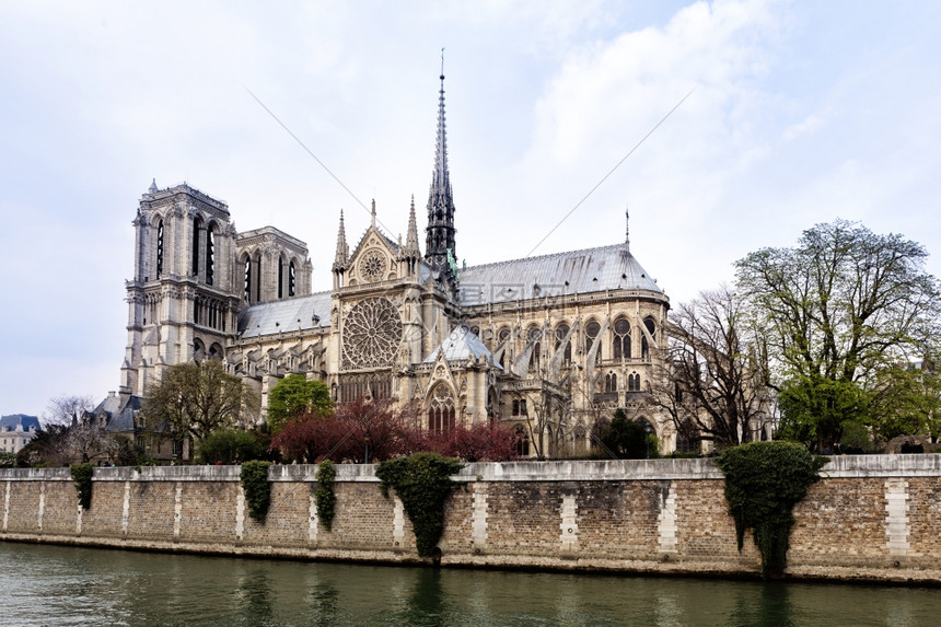 法国巴黎和塞纳河大教堂圣母天空图片